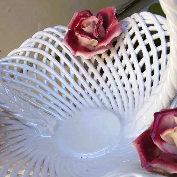 Porcelain Capodimonte Italian Weave Basket with Separately Attached Roses - Picture 3 of 6